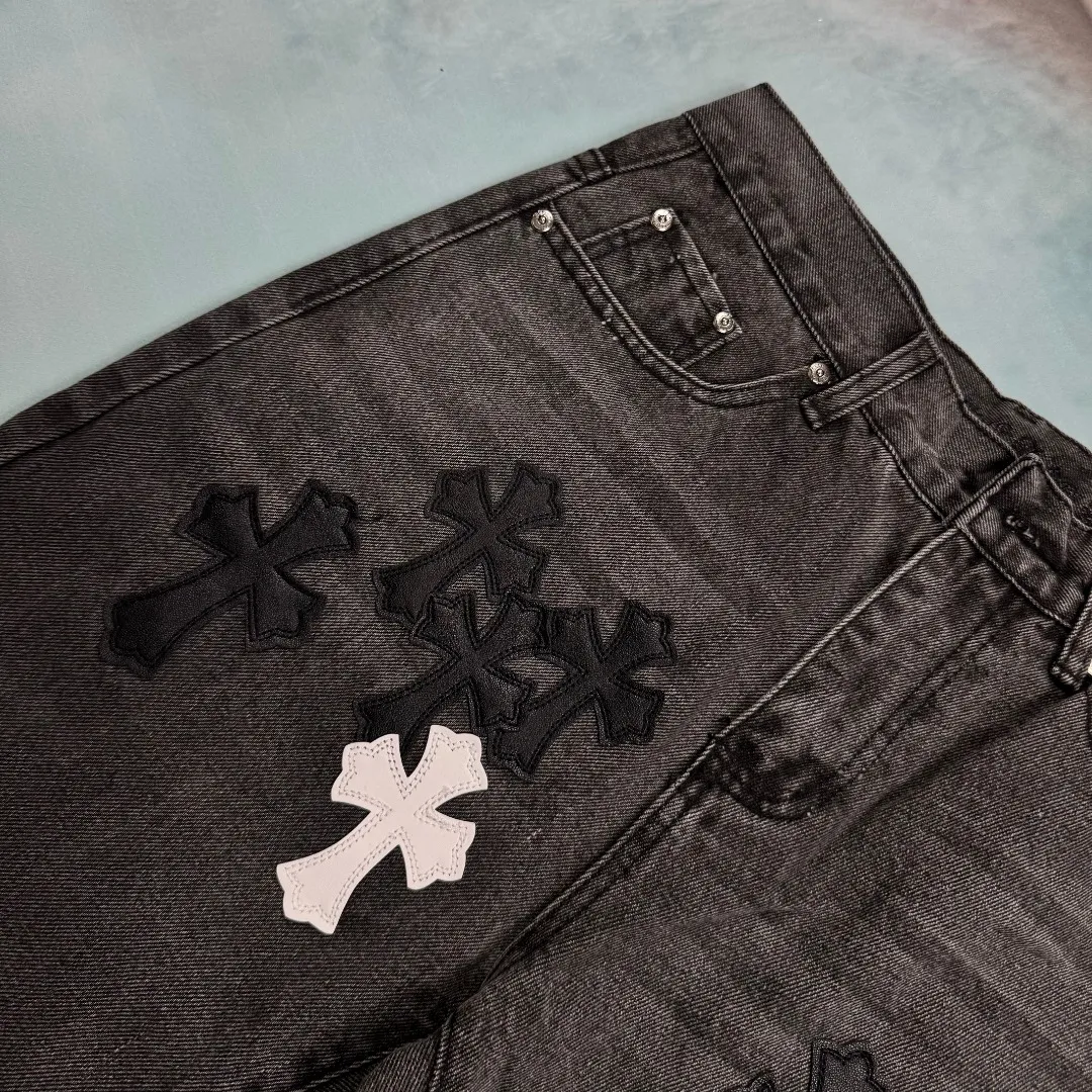 🅿️290 🔘Style No.-KL108 🔘Cro Heart𝐂𝐡𝐫𝐨𝐦𝐞 𝐇𝐞𝐚𝐫𝐭 24SS VIP customer-ordered black and white leather patchwork flame jeans* shocking debut! High-quality fabric: Selected beaded canvas fabric has undergone heavy industrial washing. It not only shows the texture of the upper body, but also is soft and skin-friendly, with excellent breathability, bringing all-day comfort. Ingenious version: The whole trousers adopt three-dimensional cutting technology, and the trousers are crisp and suitable for different body types. Gender-free design, both boys and girls can easily control it and stay at the forefront of fashion. Exquisite craftsmanship: The hardware is strictly customized according to the original version, with customized small leather labels, and every detail reveals the care. Full marks for details: the overall wiring is neat and the craftsmanship is exquisite, which not only retains the simple and elegant design style, but also highlights the quality.  Size: S M L XL XXL (28.30.32.34.36) Color: Black